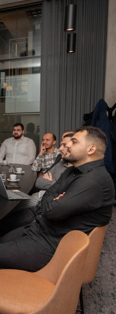 Aandachtig luisterende cursisten